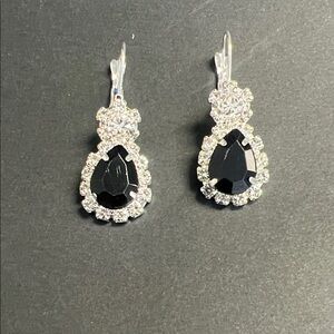 Costume jewelry Elegant Black and Silver Teardrop Earrings